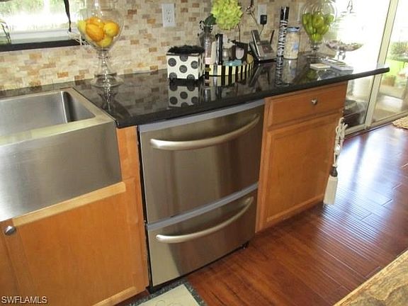 A TWO DRAWER STAINLESS DISHWASHER IS A FANTASTIC FEATURE! NOTICE ALSO THE HAND SCRAPED WOOD FLOORS... JUST BEAUTIFUL!
