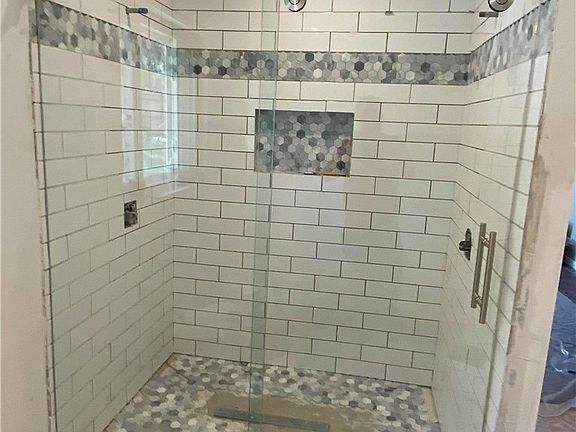 5th image of 2924 Windsor Ave