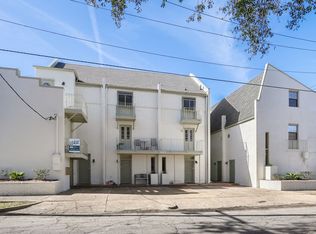 Newly Renovated 3BD/2BA Penthouse, 1/2 Block Off St Charles Ave. Private Roof Deck!, New Orleans, LA 70130