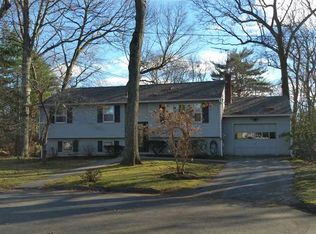 2 Lazywood Ln, Warwick, RI 02889