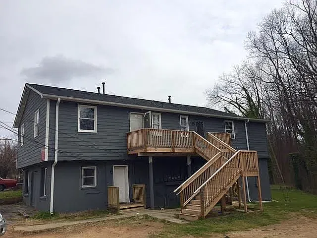 300 Sunnyside Dr — Photo 1