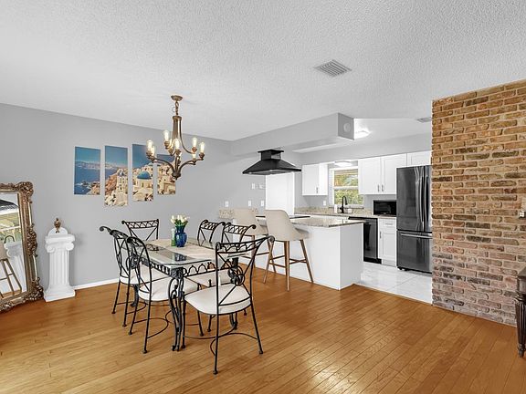 5th image of 5012 The Oaks Cir