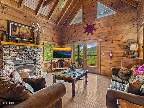 5th image of 928 Falcon View Way