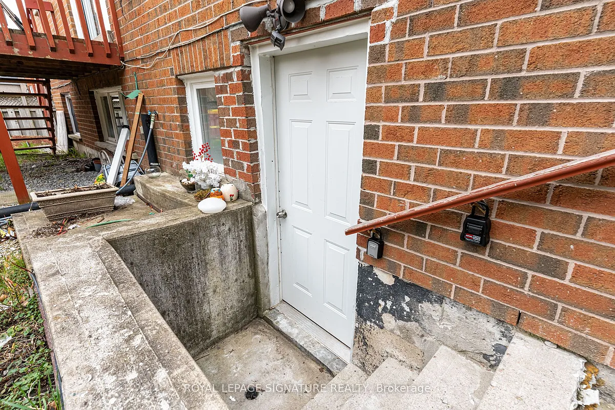 Building Photo - 161 Chambers Cres #BASEMENT