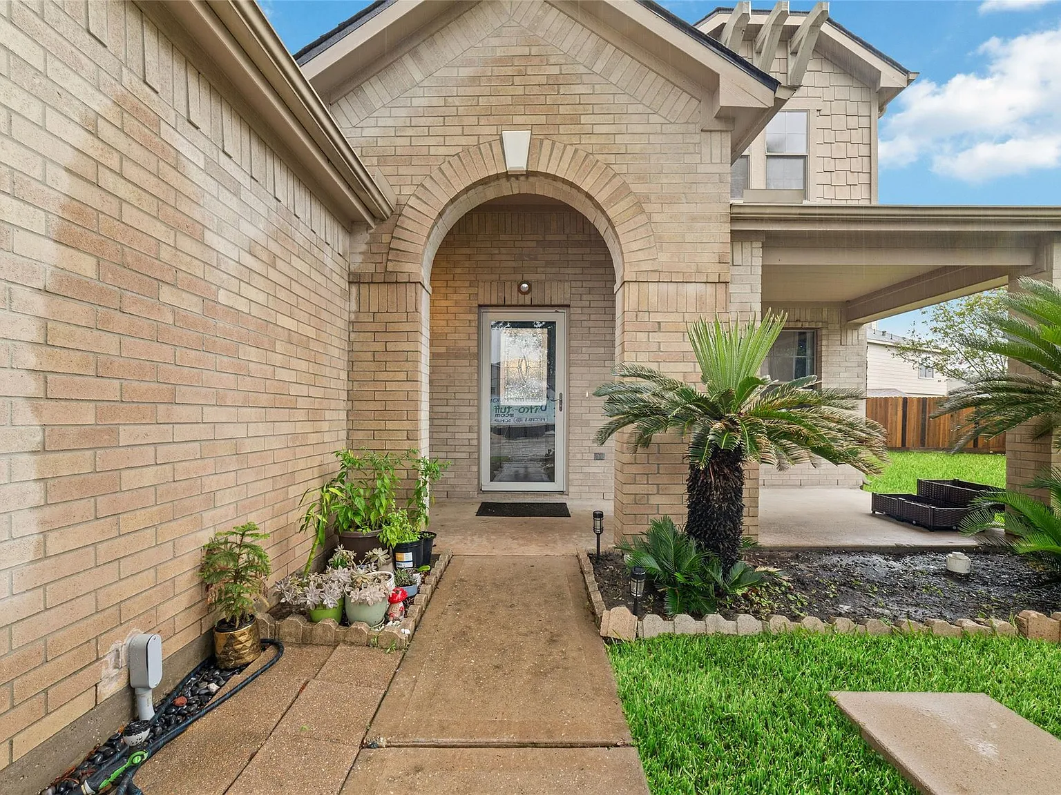 4 bed, 2.5 bath, 2480 sqft, $2,000 — Photo 2