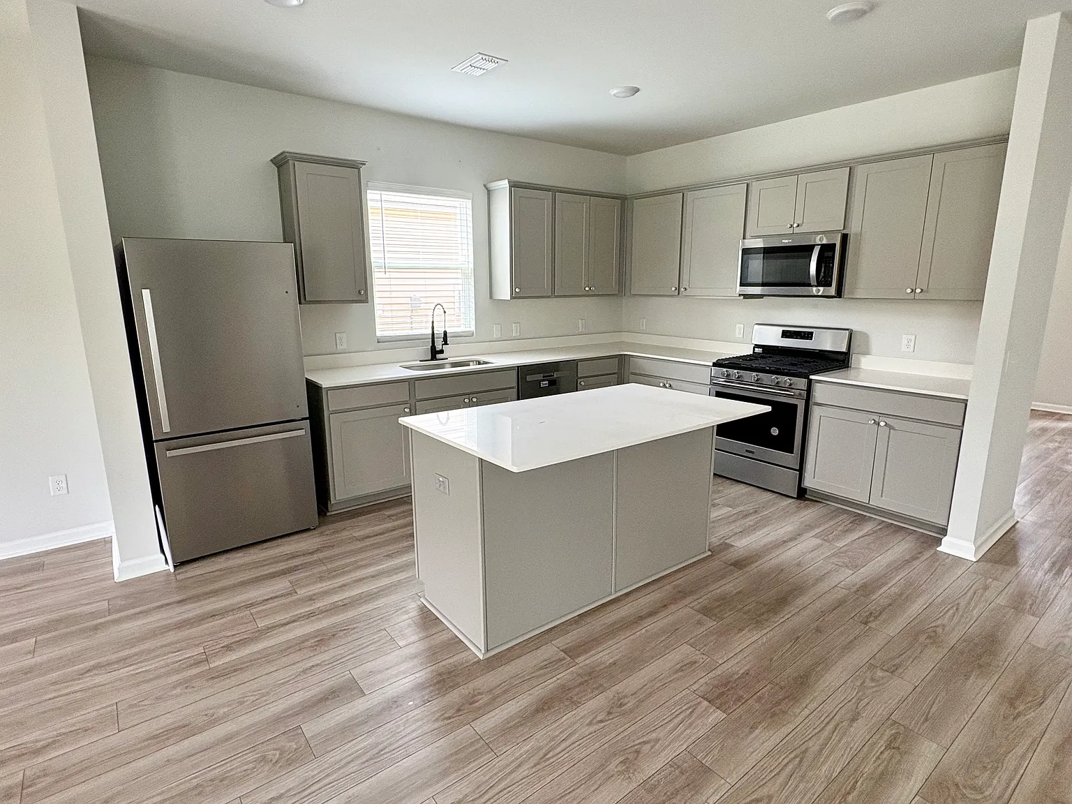 5 bed, 2670 sqft, $2,950 — Photo 4