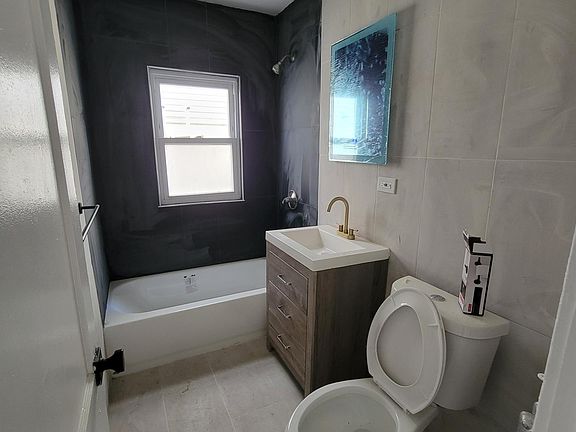 5th image of 84 Long St #1R