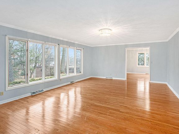 5th image of 29 Merwood Dr E