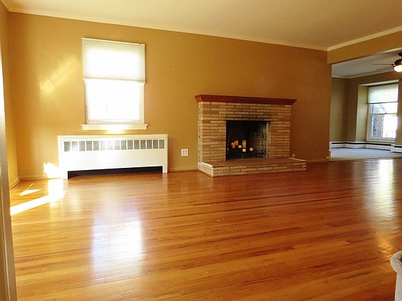 3rd image of 42 Woodoak Dr