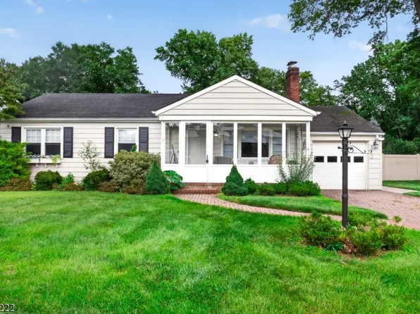 870 Crescent Dr, Rahway City, NJ 07065