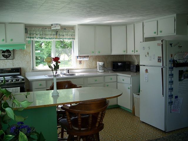 Kitchen w/snack bar