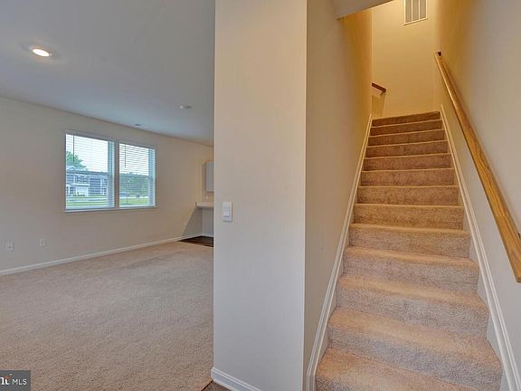 4th image of 21 Crowberry Dr