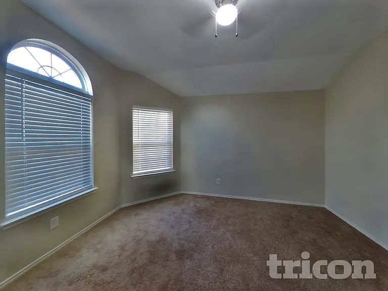1915 Pin Oak Ln — Photo 9
