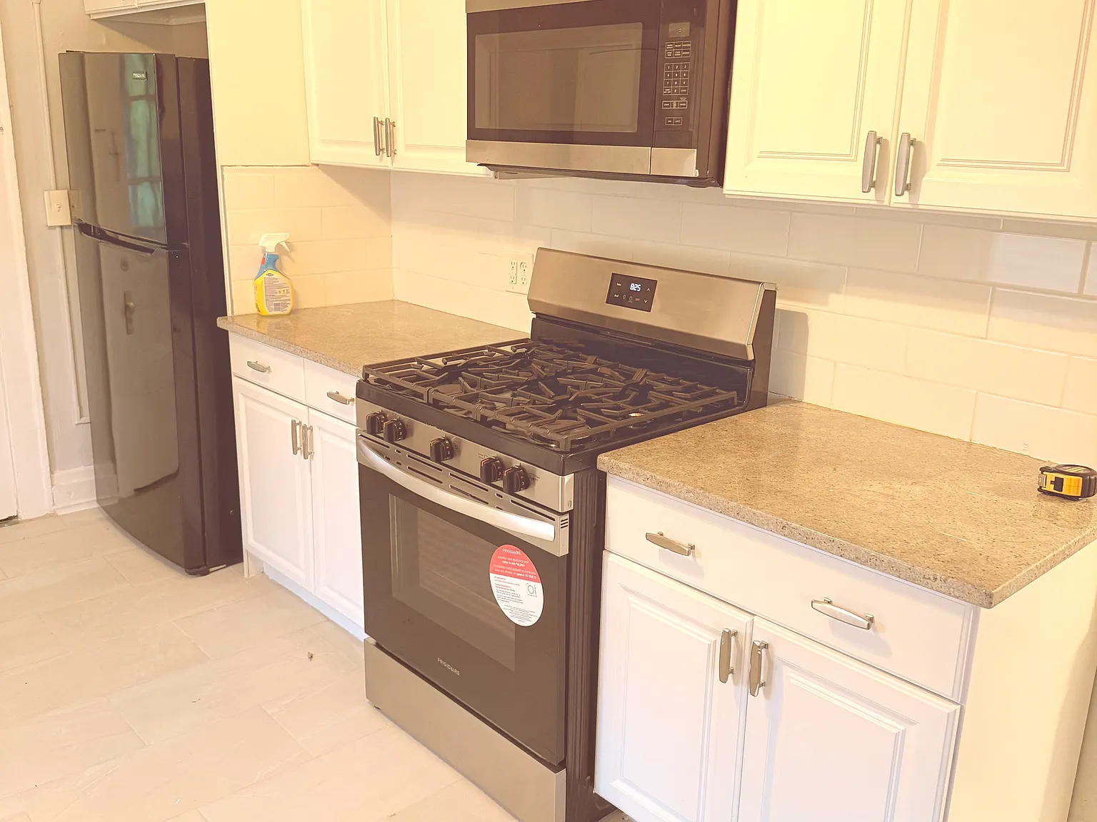 3 bed, 1000 sqft, $3,200 — Photo 2