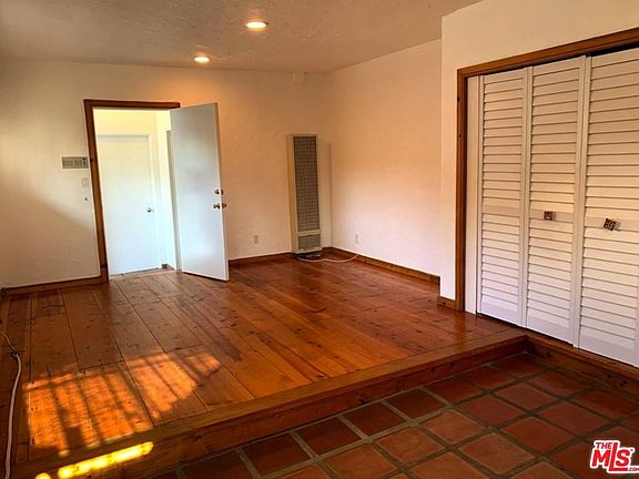 5th image of 215 Palisades Ave