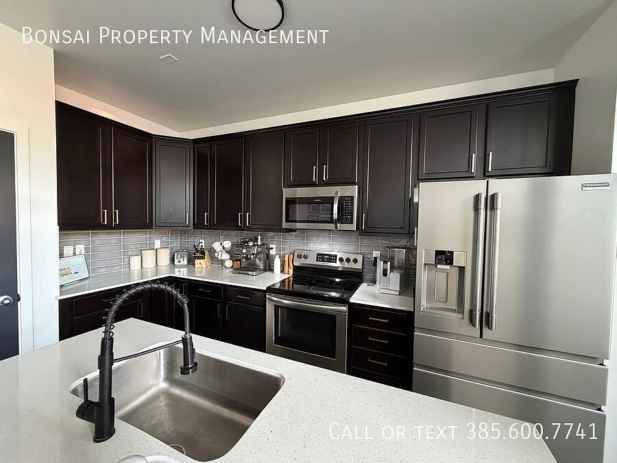 1st image of 860 W San Savino Way