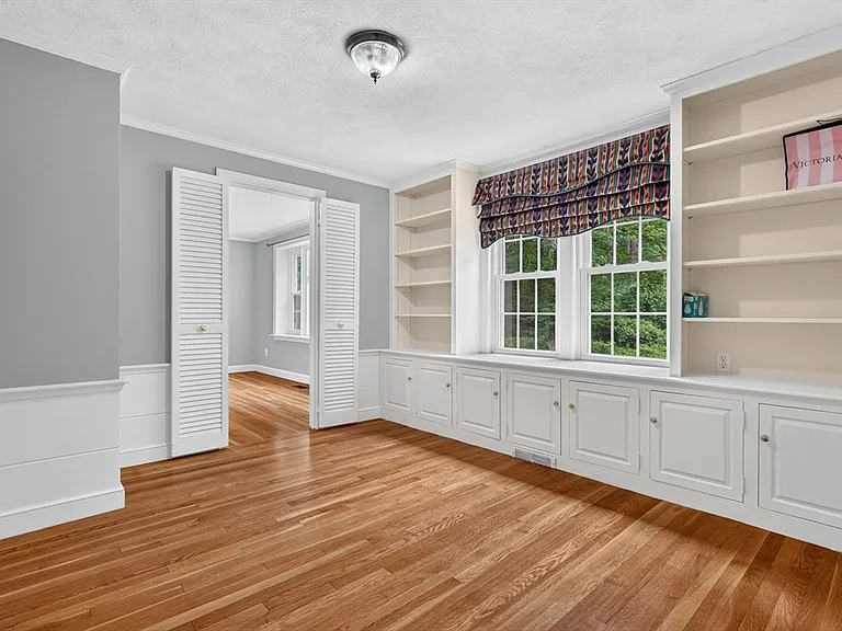 131 Montvale Rd — Photo 9
