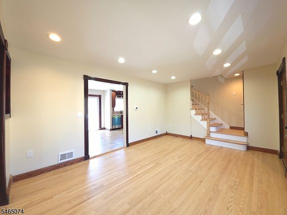 3rd image of 683 Mill St