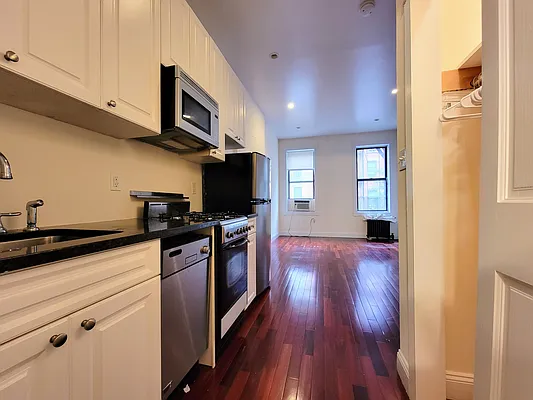 Rented by Gold & Appel Realty Corp | media 7