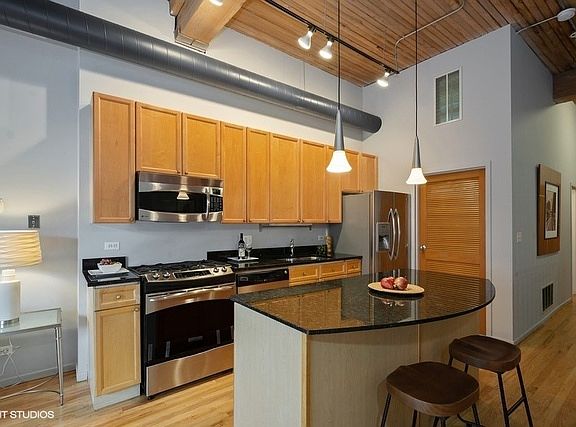 4th image of 2333 W Saint Paul Ave APT 206