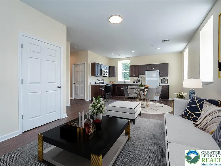 418 W Race St #2 — Photo 2