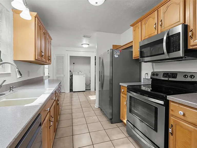 4219 NW 30th Ter — Photo 7