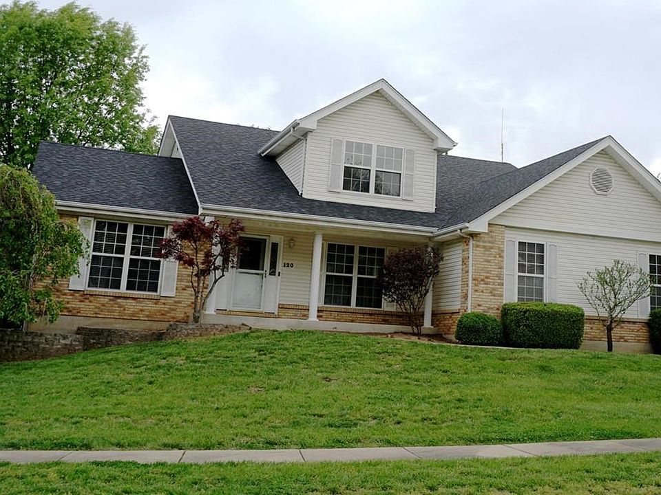 Brick & vinyl 1.5 story home in St. Peters.