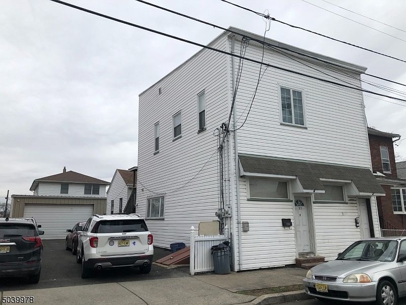 2nd image of 333 W Clinton St