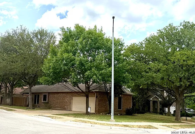 2411 Enfield Grove Dr — Photo 2