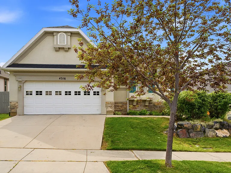 4316 N Chestnut Oak Dr — Photo 2