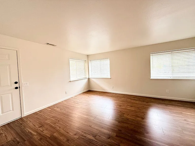 305 S G St #A — Photo 3