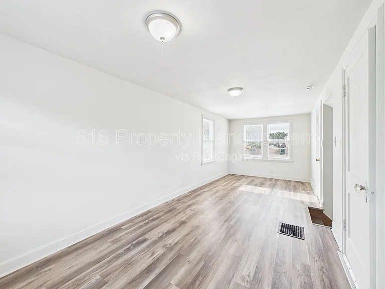 5100 Brooklyn Ave — Photo 6