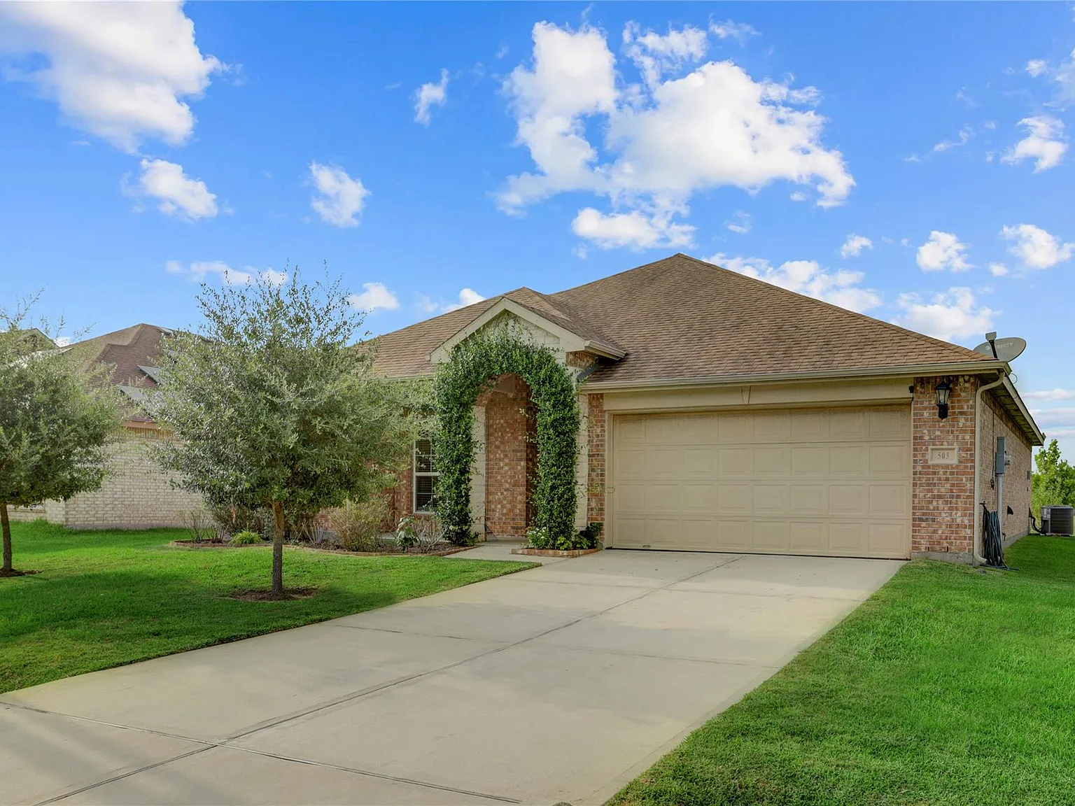 4 bed, 2.0 bath, 2121 sqft, $2,300 — Photo 2