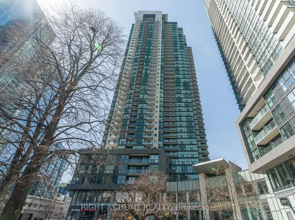 5162 Yonge St #Lph208, Toronto, ON M2N 0E9