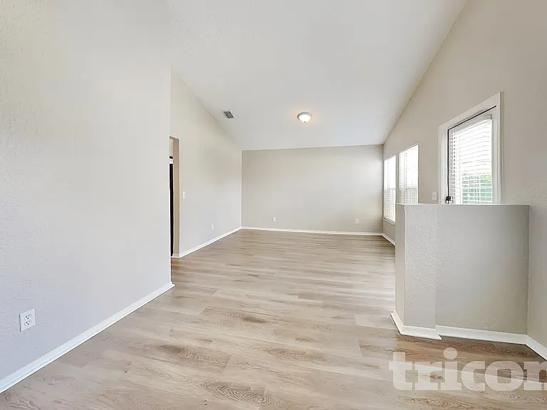1124 Vinetree Dr — Photo 6