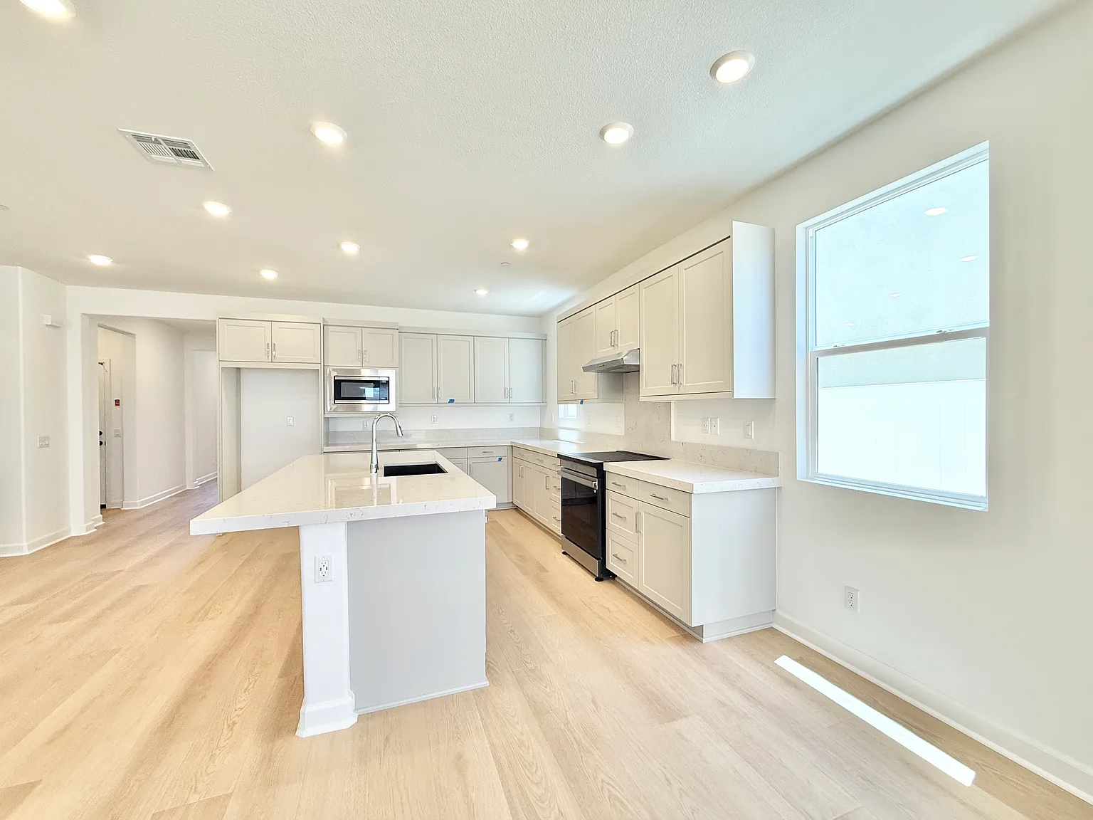 4 bed, 3043 sqft, $5,500 — Photo 3