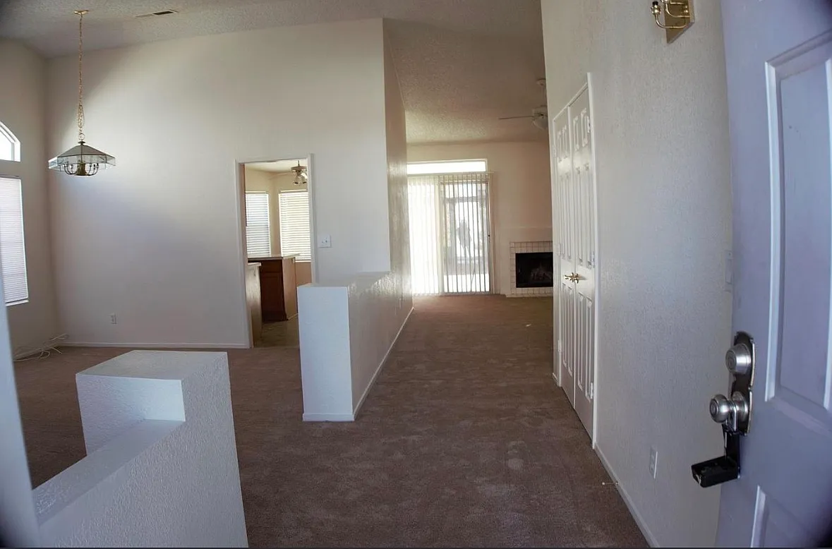 4 bed, 1922 sqft, $2,500 — Photo 2
