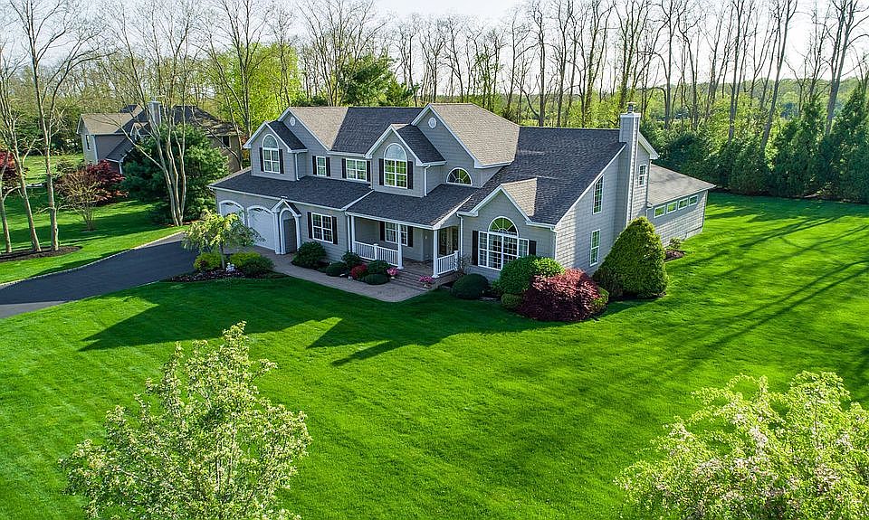 1st image of 52 Chateau Dr