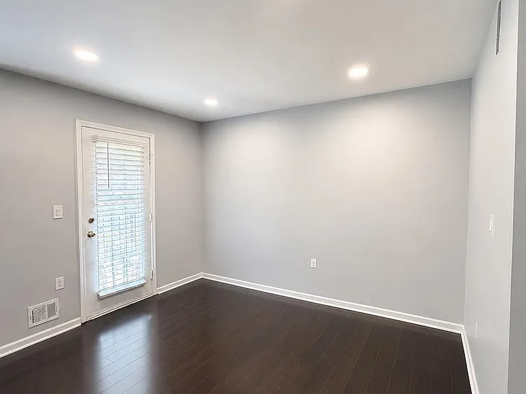 704 Wellington Pl — Photo 2