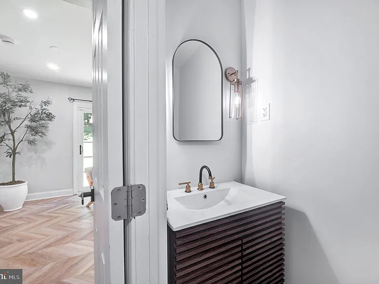 8812 Churchfield Ln — Photo 18