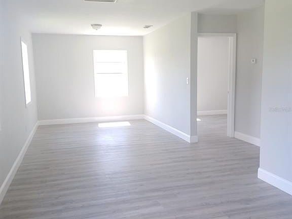 4th image of 13929 1st St