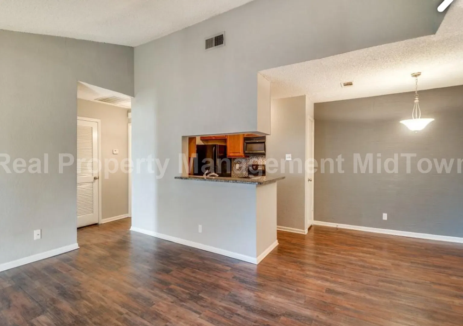 1 bed, 1.0 bath, 656 sqft, $1,095 — Photo 2