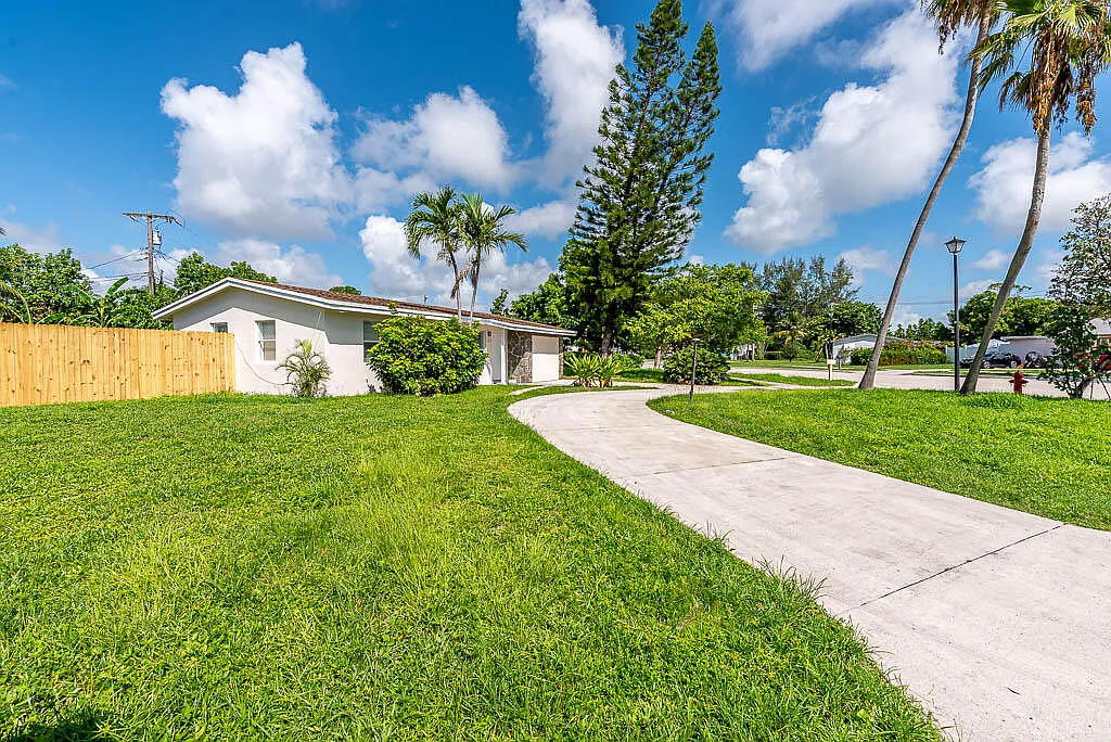 3 bed, 2.0 bath, 1017 sqft, $2,900 — Photo 3