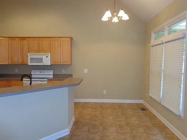 3 bed, 2.0 bath, 2176 sqft, $2,615 — Photo 3
