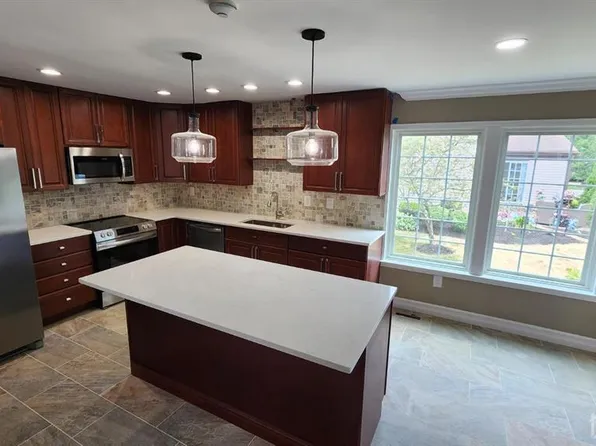 11 Cottingham Dr, Monroe Township, NJ 08831