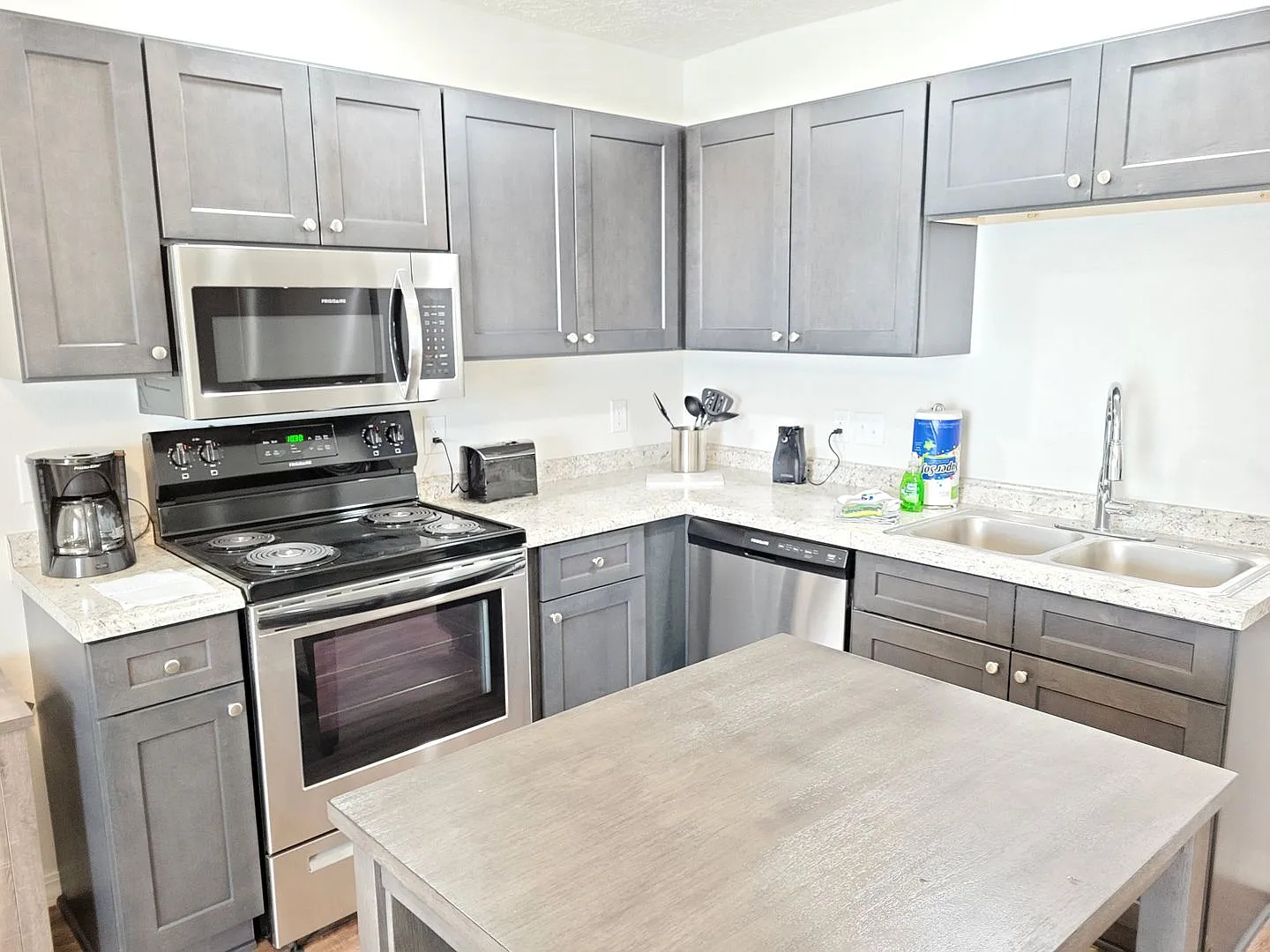 Newer Luxury One Bedroom Apartment Fully Furnished — Photo 1