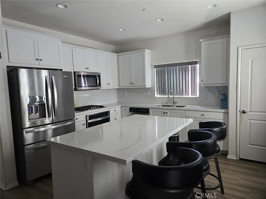 4 bed, 2239 sqft, $3,200 — Photo 3