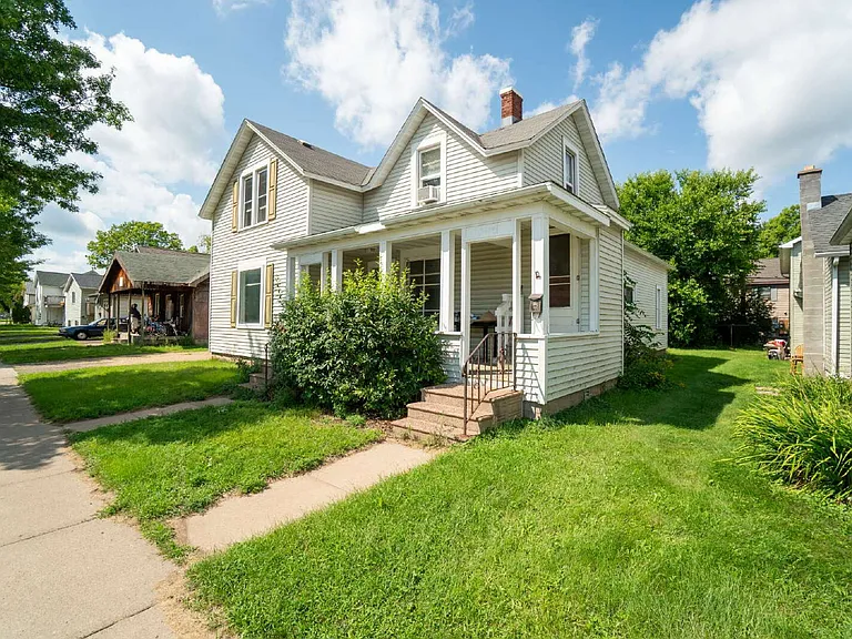 908 Water St — Photo 2