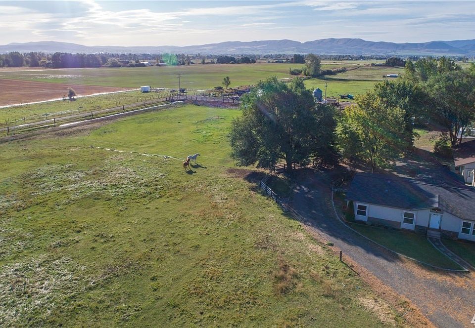 ~Charming Country Rambler in the Heart of Ellensburg on 4.77 irrigated acres!~