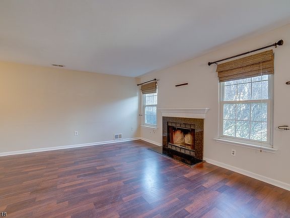 4th image of 18 Canterbury Cir